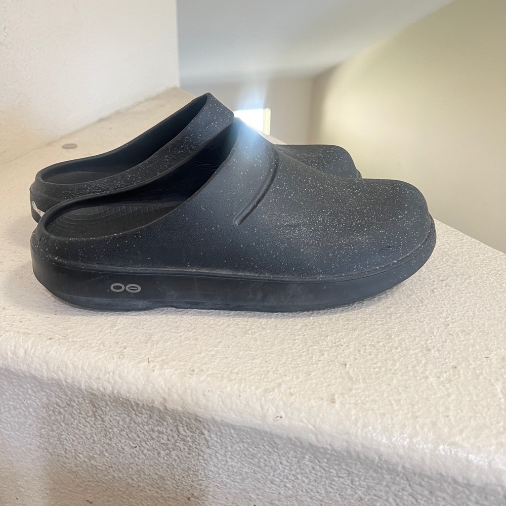 OOFOS OOcloog Black Recovery Clogs OOfoam  M7 W9 Look At Pictures For Flaws